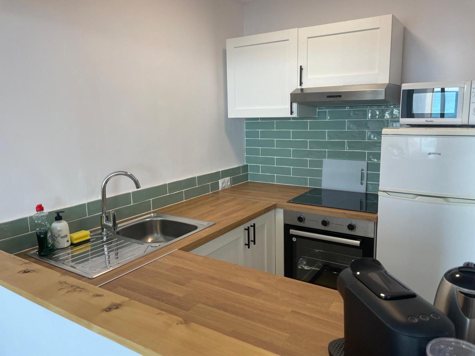 Apartment Beachfront, Top Floor Corner 2-bed, Paseo