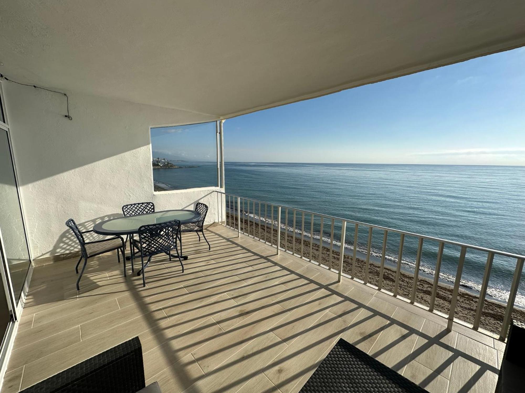 Beachfront, Top Floor Corner 2-bed, Paseo Apartment Estepona