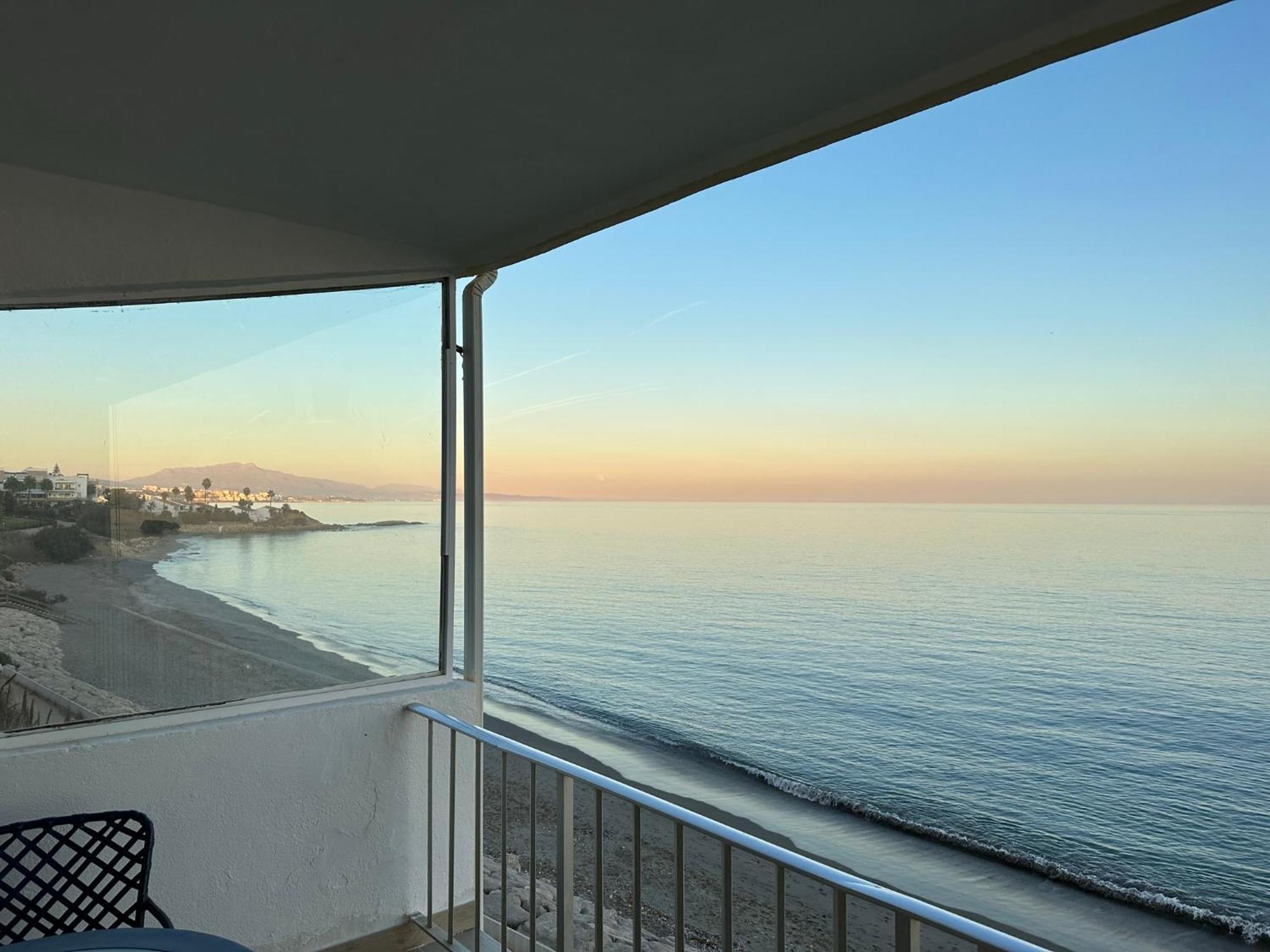 Apartment Beachfront, Top Floor Corner 2-bed, Paseo